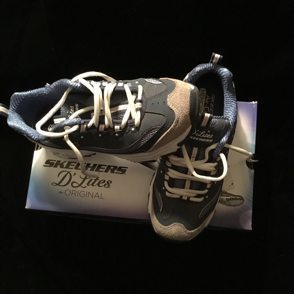 Sketcher’s Delites Memory Foam Sneakers Womens Size 6